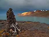 Ein Paar Spitzbergen-Rentiergeweihe lehnt an einem alten Seezeichen, Spitzbergen, Svalbard, Norwegen