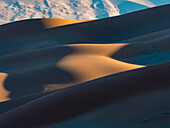 Von der späten Nachmittagssonne beleuchtete Sanddünen im Namib-Naukluft Park, Sossusvlei, Namibia