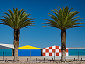 Bunte Flugzeughangars am Flughafen Swakopmund, Swakopmund, Skelettküste, Namibia