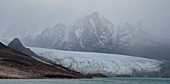 Gezeitengletscher bewegen sich stromabwärts bis zum Rand des Ozeans, Spitzbergen, Liefdefjorden, Svalbard, Norwegen