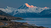 Die Sonne geht über dem Mount Cook auf, dem höchsten Berg Neuseelands, mit dem Lake Pukaki im Vordergrund, Twizel, Südinsel, Neuseeland
