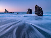 Wellen spülen über einen Strand bei Sonnenuntergang, Haast, Südinsel, Neuseeland