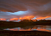 Sonnenaufgang über dem Torres del Paine National Park, Patagonien, Chile