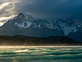 Windiger Nachmittag an einem See im Torres del Paine National Park, Patagonien, Chile