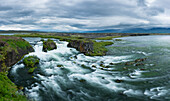 Landschaftlicher Blick auf Wasserfälle an der Mündung des Myrarkvisl-Flusses an der Nordküste Islands, in der Nähe von Husavik, Island