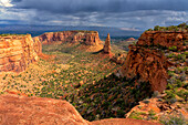 Zerklüftete Landschaft des Colorado National Monument in der Nähe von Grand Junction, Colorado. Es ist ein erstaunlicher Ort mit roten Felsen und ein gutes Beispiel für Erosion bei der Arbeit, Colorado, Vereinigte Staaten von Amerika