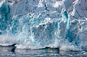 Blaues Eis in einem Gletscher in der Nähe von Krossfjord im Svalbard-Archipel von Norwegen, West-Spitzbergen, Svalbard-Archipel, Norwegen