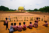 Schulkinder besuchen Auroville, die utopische "Stadt mit Seele", mit Blick auf den Matri Mandir in der Ferne, Auroville, Tamil Nadu, Indien