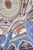 Nahaufnahme des Inneren der Rustem-Pascha-Moschee mit ihren blau-weißen Iznik-Kacheln und der Kuppeldecke, Istanbul, Türkei