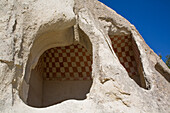 Nahaufnahme des Eingangs zu einem Höhlenhaus mit bemalten, dekorativen geometrischen Mustern an der Innenwand in der Stadt Goreme im Pigeon Valley, Region Kappadokien, Provinz Nevsehir, Türkei