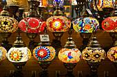 Lampen zum Verkauf, bunte, kugelförmige Pendelleuchten, die in einem Geschäft auf dem Gewürzbasar im Fatih-Viertel beleuchtet und aufgehängt sind, Istanbul, Türkei