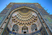 Eingangs-Iwan mit Wabengewölbe (Muqarnas genannt) in der Abdulaziz Khan Madrasa, erbaut 1652 in Buchara,Buchara,Usbekistan