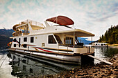 Hausboot-Urlaub an einer Anlegestelle am Ufer des Shuswap Lake, Shuswap Lake, British Columbia, Kanada
