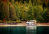Ein Hausboot, das am Ufer des Shuswap Lake im Herbst geparkt ist, Shuswap Lake, British Columbia, Kanada