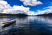Ein kleines Freizeitboot, das im Herbst am Ufer des schönen Shuswap Lake vertäut ist,Shuswap Lake,British Columbia,Kanada