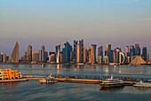 Die Skyline der Hauptstadt von Doha bei Sonnenaufgang, Doha, Katar
