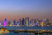 Die Skyline der Hauptstadt Doha und das Geschäftsviertel bei Einbruch der Dunkelheit, Doha, Katar