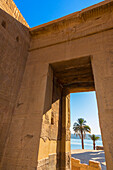 Blick durch das Ausgangstor des Isis-Tempels auf der Insel Philae, Assuan, Ägypten, Afrika