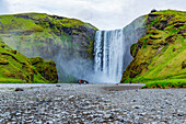 Ein Aussichtspunkt auf dem Weg zum berühmten Skogafoss-Wasserfall, einem der meistbesuchten Orte in Island, Island