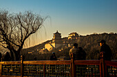 Blick auf den Turm des buddhistischen Weihrauchs und den Kunming-See, Sommerpalast, Peking, China