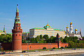 Wasserversorgungsturm (links), Großer Palast (rechts), Moskauer Fluss, Kreml, Moskau, Russland