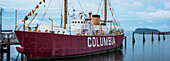 Das Feuerschiff legt vor dem Columbia River Maritime Museum an, Astoria, Oregon, Vereinigte Staaten von Amerika