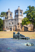 Kleines Reliefmodell der Mission Concepcion vor einem echten Gebäude, San Antonio Missions National Historical Park,San Antonio,Texas,Vereinigte Staaten von Amerika
