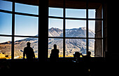 Besucher des Johnston Ridge Observatory blicken direkt in die Caldera des Mount St. Helens.  Der Lavadom im Zentrum der Caldera ist nur 5-1/2 Meilen entfernt, Washington, Vereinigte Staaten von Amerika