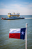 Galveston-Port Bolivar-Fähre und texanische Staatsflagge, Galveston Bay, Galveston, Texas, Vereinigte Staaten von Amerika
