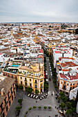 Luftaufnahme des Stadtbilds von Sevilla mit Blick auf die Dächer, Sevilla, Spanien