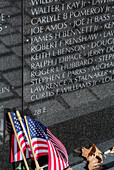 Flaggen an der Mauer, Vietnam Veterans Memorial, Washington D.C., Vereinigte Staaten von Amerika