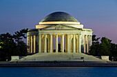 Jefferson Memorial beleuchtet in der Abenddämmerung,Washington D.C.,Vereinigte Staaten von Amerika