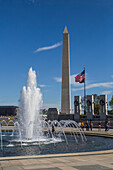 Denkmal des Zweiten Weltkriegs, Washington Monument (Hintergrund), Washington D.C., Vereinigte Staaten von Amerika