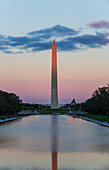 Washington Monument, aufgenommen vom Lincoln Monument in der Abenddämmerung, Washington D.C., Vereinigte Staaten von Amerika