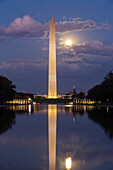 Washington Monument vom Lincoln Monument aus aufgenommen in der Abenddämmerung bei hellem Mondschein,Washington D.C.,Vereinigte Staaten von Amerika