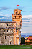 Kathedrale und Schiefer Turm von Pisa bei Sonnenuntergang, Pisa, Toskana, Italien