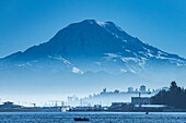 Mount Rainier ragt an einem frühen Wintermorgen über der Stadt Tacoma auf,Tacoma,Washington,Vereinigte Staaten von Amerika