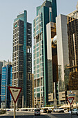Moderne Wolkenkratzer mit Verkehrszeichen und Autos, Doha, Katar