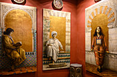 Kunstwerk, das eine jüdische Frau in einem Raum mit roten Wänden darstellt,Jüdisches Viertel von Cordoba,Cordoba,Spanien