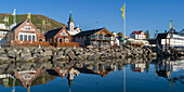 Der Hafen von Husavik und der Kirchturm im Hintergrund, Husavik, Nordurping, Nordöstliche Region, Island