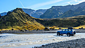 Geländewagen im fließenden, seichten Wasser in Südisland,Rangarthing eystra,Südliche Region,Island