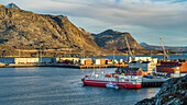 Boote und Schiffscontainer mit Kränen im Hafen von Nuuk, Nuuk, Sermersooq, Grönland