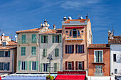 Bunte Häuser im Hafen von Cassis, Südfrankreich, Cassis, Bouches-du-Rhone, Frankreich