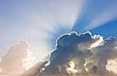 Wolken und Sonnenstrahlen in der Abenddämmerung, Sansibar, Tansania