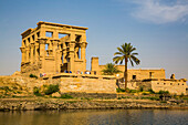 Kiosk des Trajan (im Vordergrund),Isis-Tempel,UNESCO-Weltkulturerbe,Insel Philae,Assuan,Ägypten