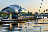 Blick auf das Musikzentrum Sage Gateshead von einer Brücke über den Fluss Tyne in der Abenddämmerung, Gateshead, Tyne and Wear, England