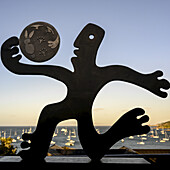 Skulptur einer einheimischen Figur am Hafen von Waiheke Island bei Sonnenuntergang am Hauraki Gulf, Waiheke Island, Region Auckland, Neuseeland