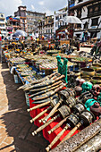 Gebetsmühlen, Dolche und Klangschalen sind einige der Souvenirs, die auf dem Markt vor dem Durbar Square an einem sonnigen Herbsttag in Kathmandu, Nepal, Kathmandu, Nepal verkauft werden.