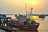 Fischerboote im Hafen bei Sonnenuntergang am Zusammenfluss von Budhabalanga und dem Golf von Bengalen in Chandipur, Odisha, Indien