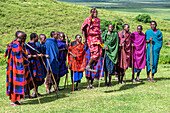 Massai-Krieger tanzen für eine Gruppe von Touristen im Ngorongoro-Schutzgebiet, Tansania